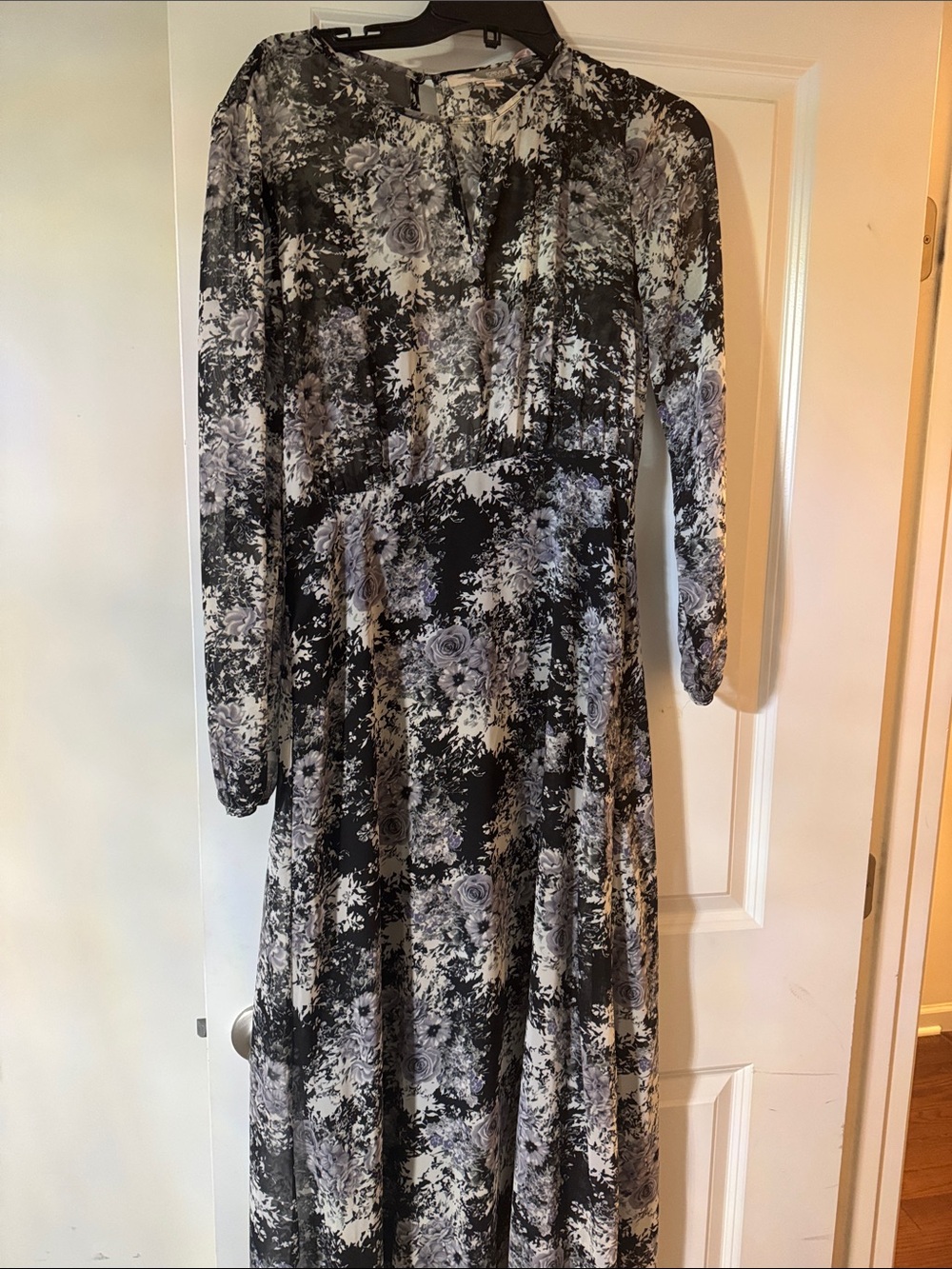 Forever 21 Black and White Floral Long Sleeve Maxi Dress